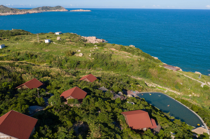 Une photo aérienne prise le 28 juillet 2020 montre la vue d'un village hôtelier sur l'île de Nanji