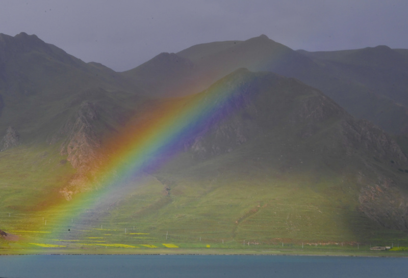 Un arc-en-ciel sur le lac Yamzho Yumco à Shannan