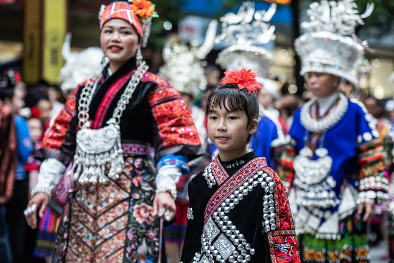 Des membres du groupe ethnique Miao participent à une parade pour célébrer la Fête des soeurs Miao dans le district de Taijiang