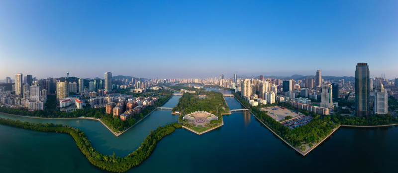 Photo aérienne prise le 29 septembre 2021 d'une vue de la ville de Xiamen