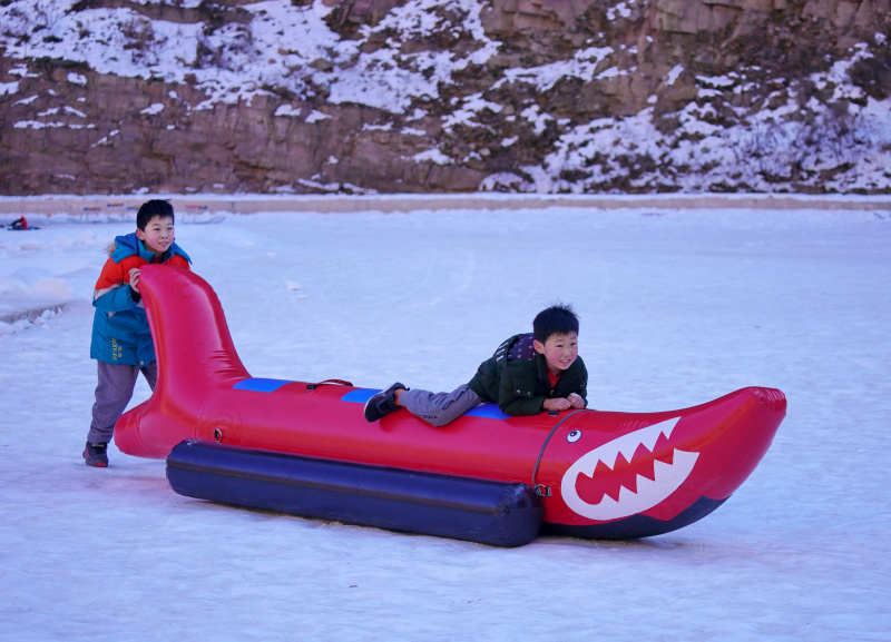 Des touristes s'amusent sur le site touristique de Tianheshan