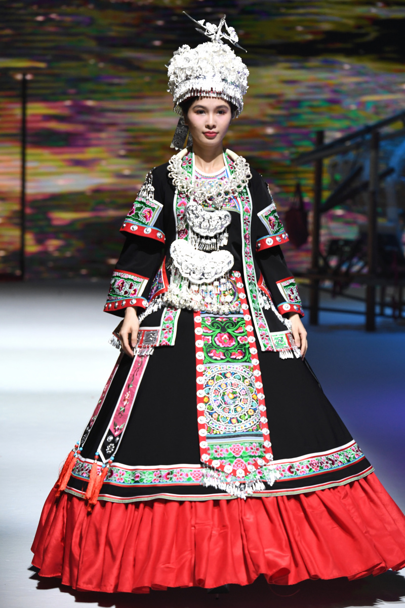 Un mannequin présente un costume ethnique lors d'un défilé de costumes à Nanning