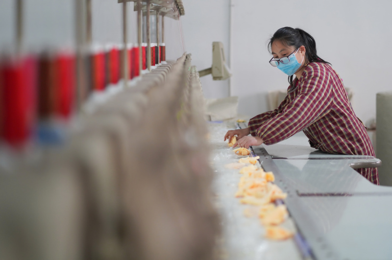 Une femme travaille dans un atelier de réduction de la pauvreté dans le district de Neiqiu