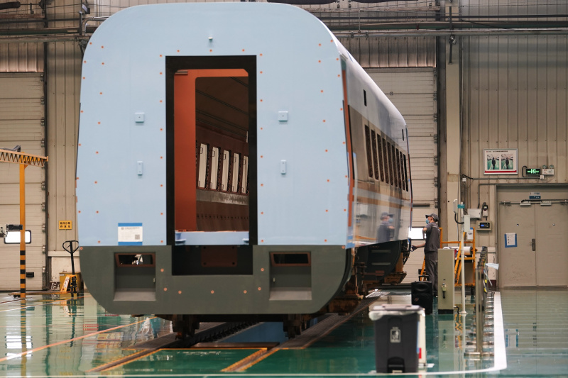 Un technicien travaille sur une ligne de production de trains à grande vitesse de la CRRC Tangshan Co