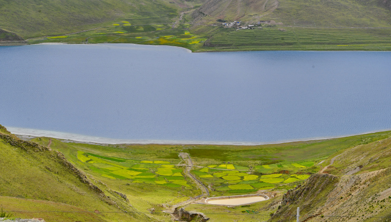 Vue du lac Yamzho Yumco à Shannan