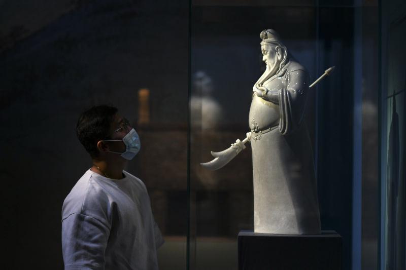 Une statue en porcelaine exposée au Musée national de Chine à Beijing