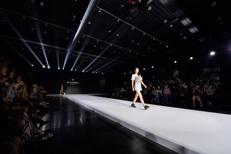 Un mannequin présente une création lors de la Semaine de la mode de Tianjin 2021 à Tianjin