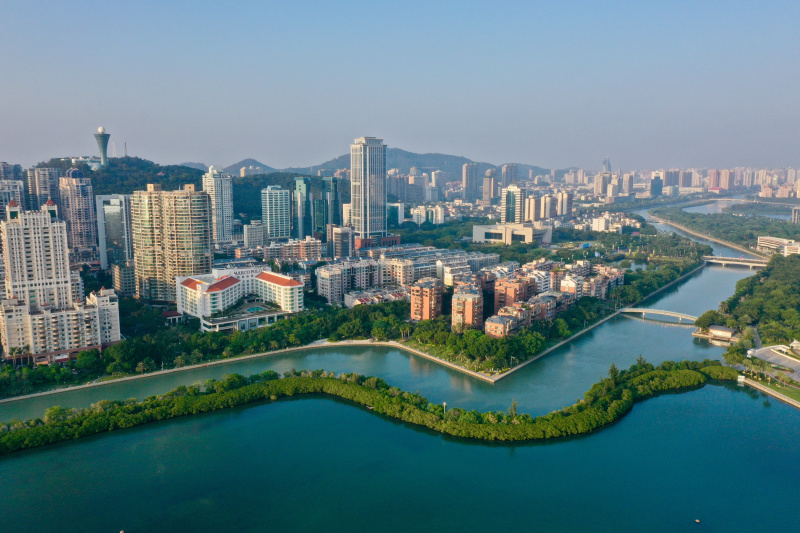 Photo aérienne prise le 29 septembre 2021 d'une vue de la ville de Xiamen