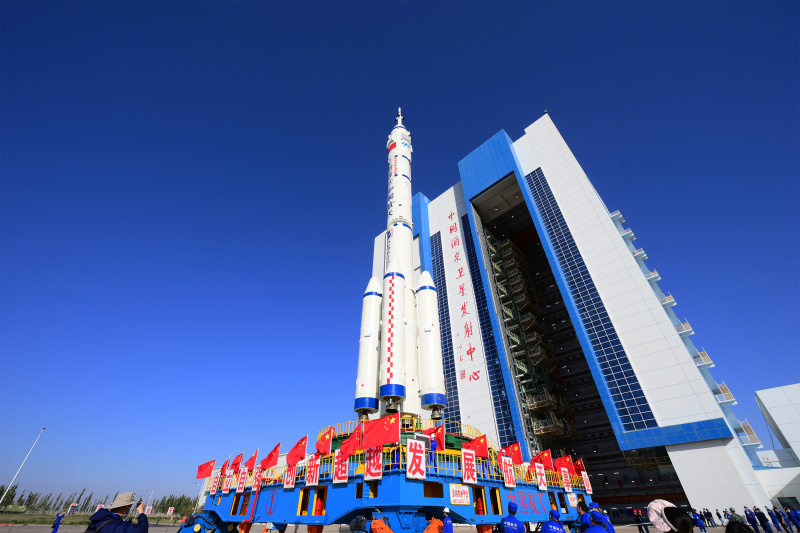 La combinaison du vaisseau spatial habité Shenzhou-14 et d'une fusée porteuse Longue Marche-2F est transférée sur la zone de lancement du Centre de lancement de satellites de Jiuquan