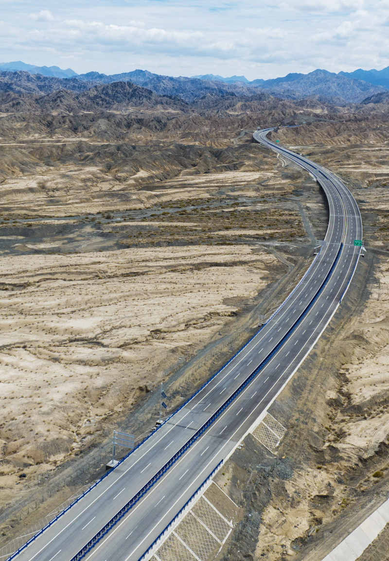 Photo aérienne prise le 6 août 2022 d'une section de l'autoroute Yetimbulak-Ruoqiang dans le district de Ruoqiang