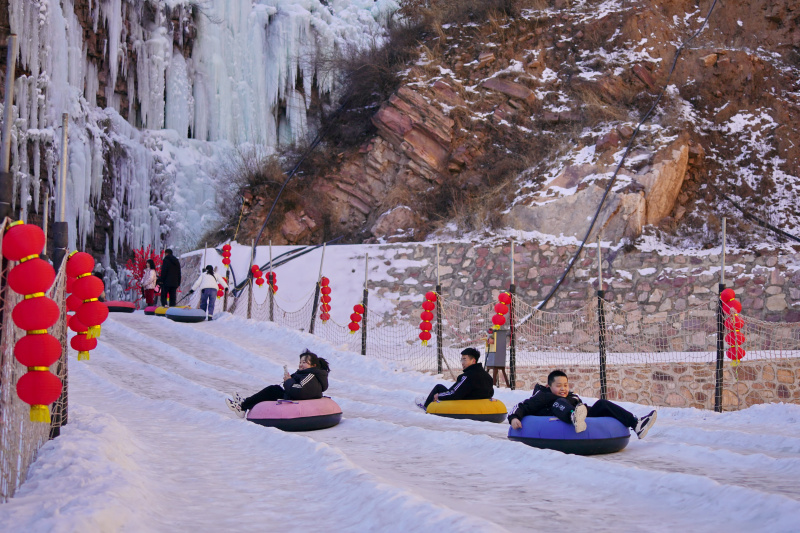Des touristes s'amusent sur le site touristique de Tianheshan