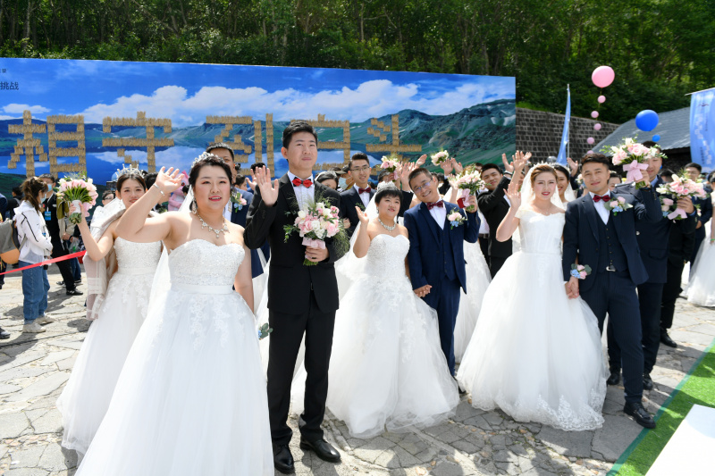 Des couples ayant participé à la lutte contre le COVID-19 prennent part à un mariage de groupe organisé par le comité de gestion du mont Changbai