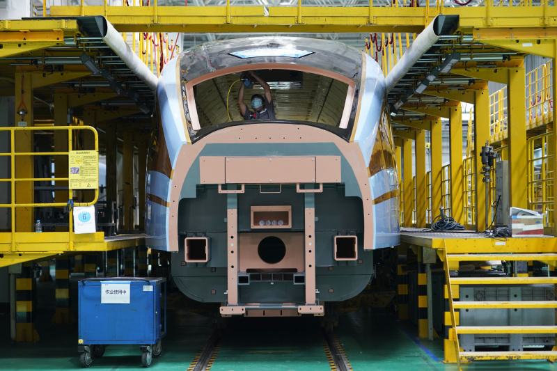 Un technicien travaille sur une ligne de production de trains à grande vitesse de la CRRC Tangshan Co