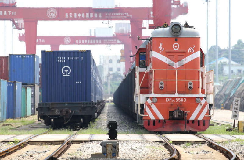 Un train de fret quitte une base logistique à Lianyungang