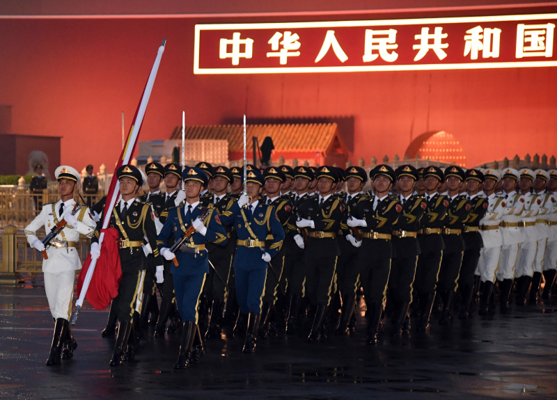Une cérémonie de lever du drapeau national pour célébrer le 71e anniversaire de la fondation de la République populaire de Chine