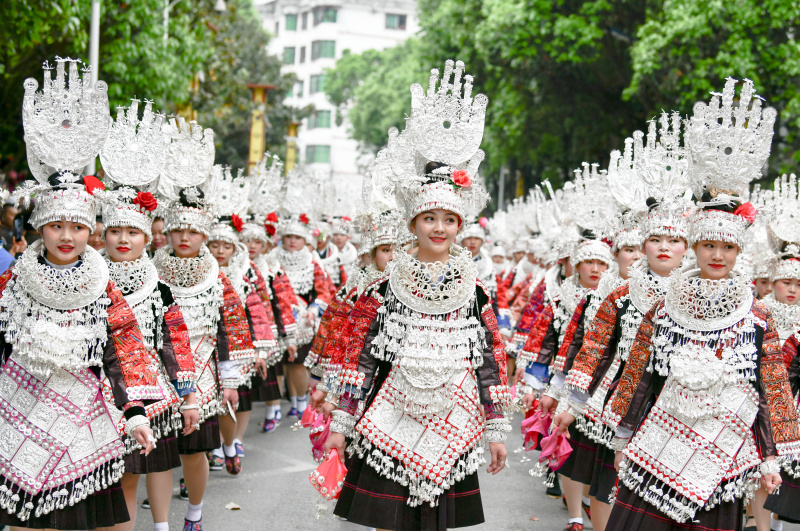 Des membres du groupe ethnique Miao participent à une parade pour célébrer la Fête des soeurs Miao dans le district de Taijiang