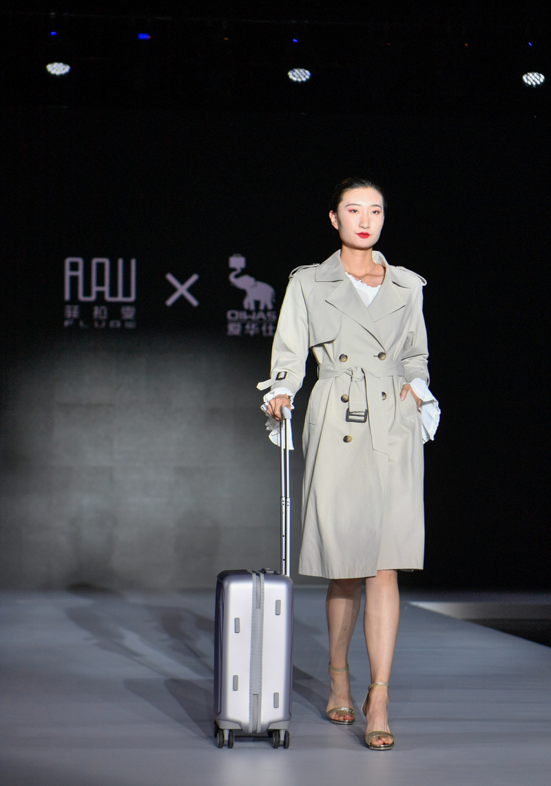 Un mannequin présente une création lors de la Semaine de la mode de Tianjin 2021 à Tianjin