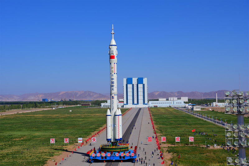 La combinaison du vaisseau spatial habité Shenzhou-14 et d'une fusée porteuse Longue Marche-2F est transférée sur la zone de lancement du Centre de lancement de satellites de Jiuquan
