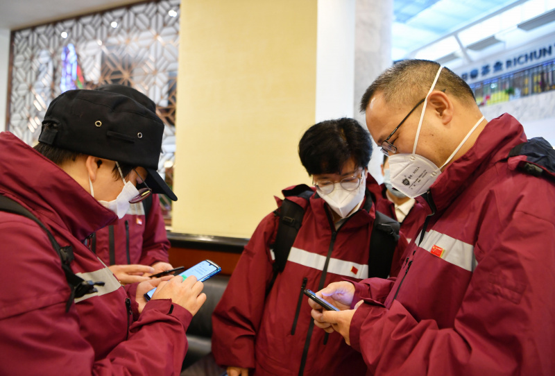 Des experts médicaux chinois avant leur départ pour les Philippines