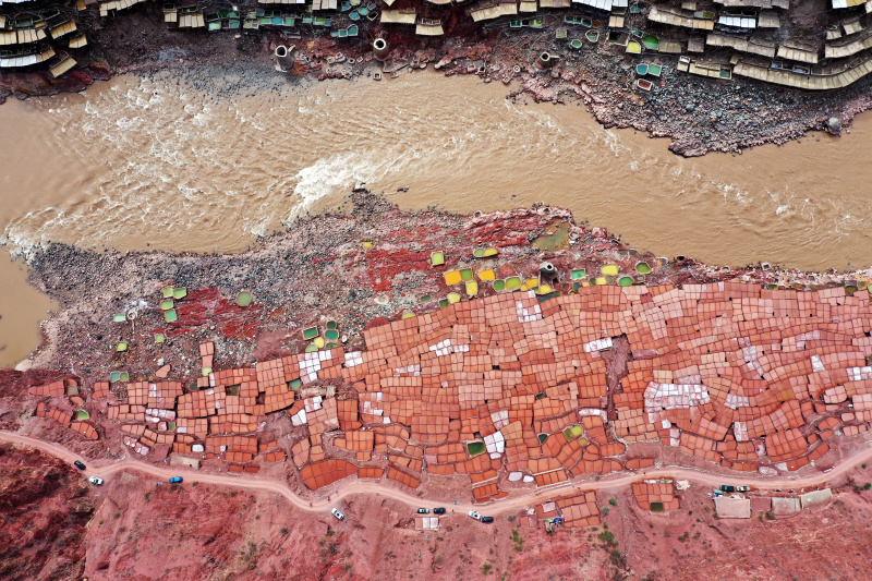 Photo aérienne de salins dans le bourg de Naxi du district de Mangkam