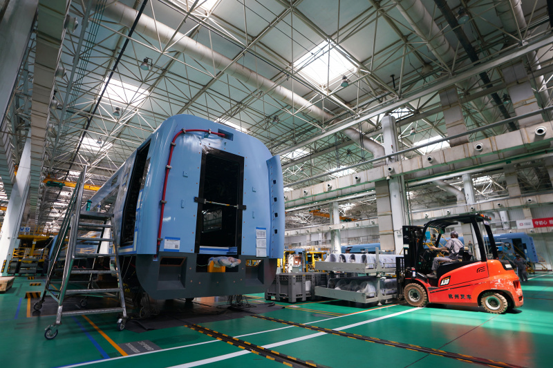 Un technicien travaille sur une ligne de production de trains à grande vitesse de la CRRC Tangshan Co