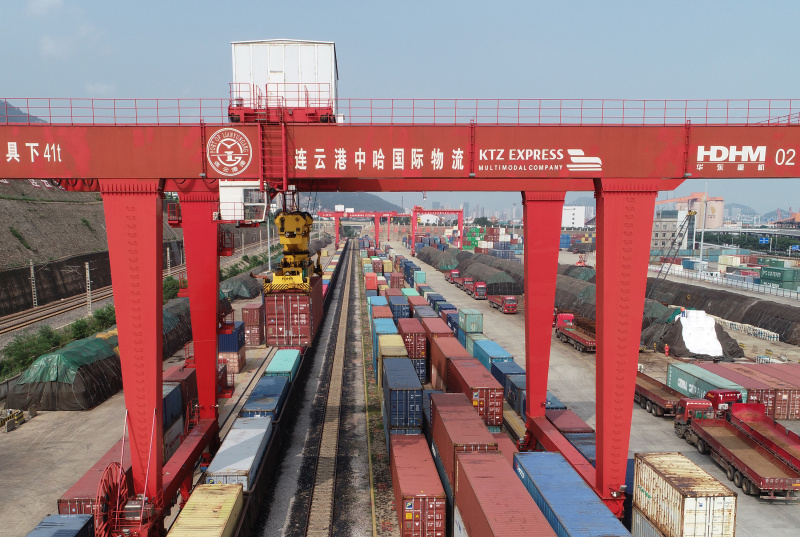 Une grue charge des conteneurs dans une base logistique à Lianyungang