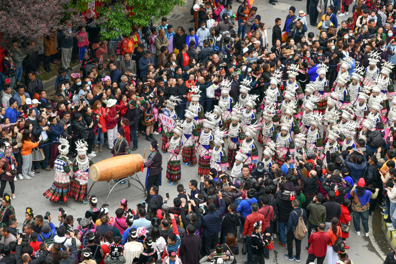 Des membres du groupe ethnique Miao participent à une parade pour célébrer la Fête des soeurs Miao dans le district de Taijiang