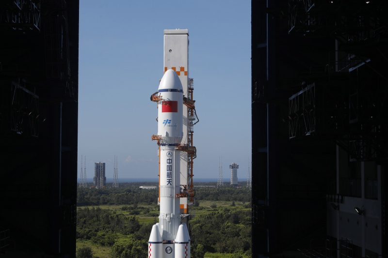 La combinaison du cargo spatial Tianzhou-2 et de la fusée porteuse Longue Marche-7 Y3 est transférée dans la zone de lancement du site de lancement des engins spatiaux de Wenchang