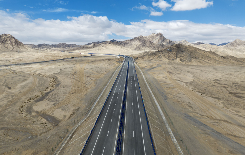 Photo aérienne prise le 6 août 2022 des tunnels d'une section de l'autoroute Yetimbulak-Ruoqiang dans la région autonome ouïgoure du Xinjiang