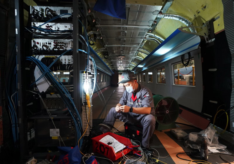 Un technicien travaille sur une ligne de production de trains à grande vitesse de la CRRC Tangshan Co