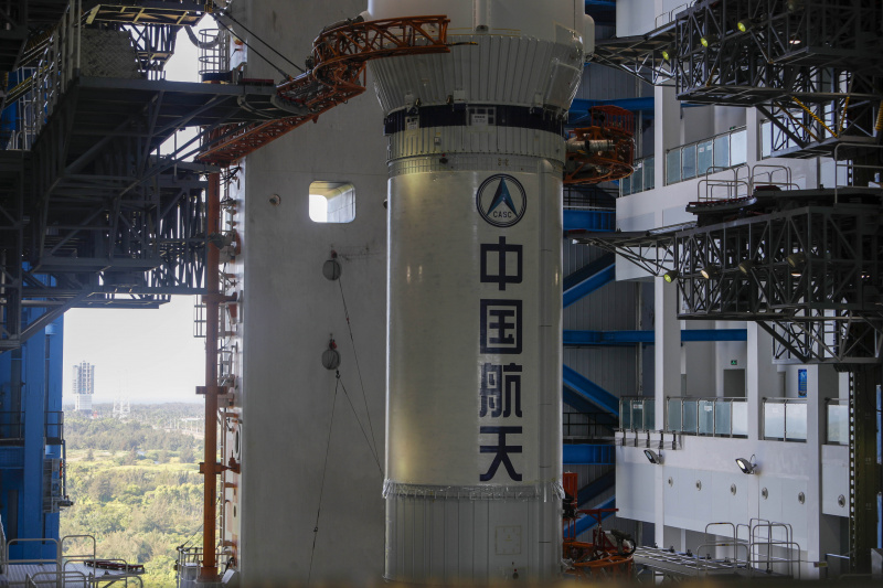 La combinaison du cargo spatial Tianzhou-2 et de la fusée porteuse Longue Marche-7 Y3 est transférée dans la zone de lancement du site de lancement des engins spatiaux de Wenchang