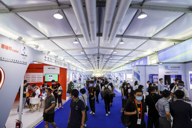Les gens visitent l'espace d'exposition des services éducatifs du Salon international du commerce des services de Chine 2020 à Beijing