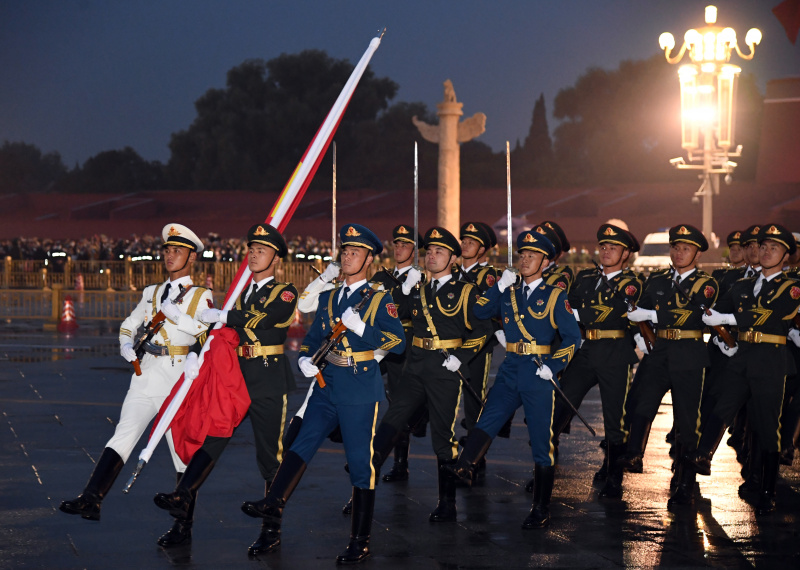 Une cérémonie de lever du drapeau national pour célébrer le 71e anniversaire de la fondation de la République populaire de Chine