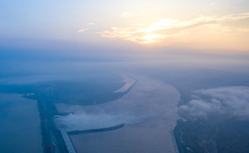 Photo aérienne montrant le barrage des Trois Gorges dans la province chinoise du Hubei (centre)