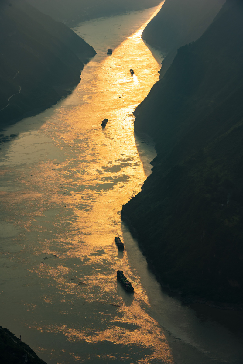 Des bateaux naviguent au milieu de la gorge de Wuxia