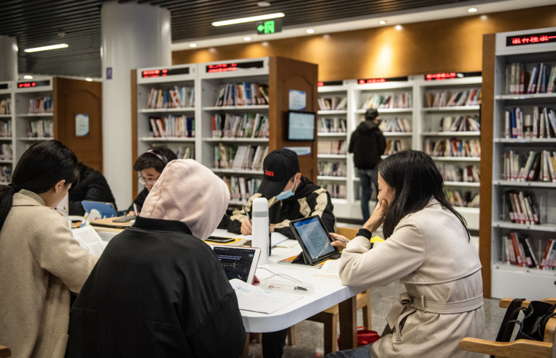 Des gens étudient dans une salle en libre-service 24 heures sur 24 de la Bibliothèque du Guizhou à Guiyang