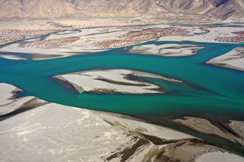 Photo aérienne prise le 16 décembre 2020 de la rivière Yarlung Zangbo du district de Zhanang