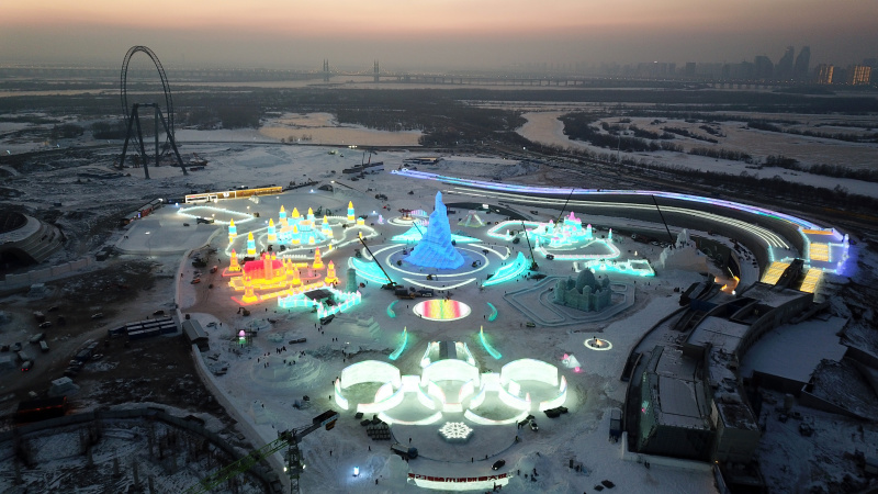 Photo aérienne prise le 23 décembre 2021 du chantier d'Harbin Ice-Snow World