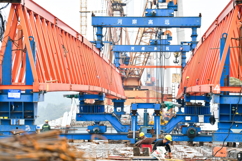 Photo prise le 14 juin 2022 montrant le chantier du grand pont de Duohua