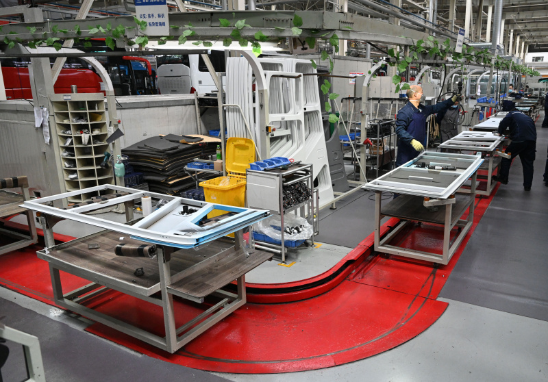 Des membres du personnel travaillent dans un atelier de l'usine de nouvelles énergies de Zhengzhou Yutong Bus Co