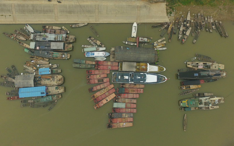Photo aérienne de bateaux de pêche abandonnés en attente d'un recyclage au bord du lac Dongting