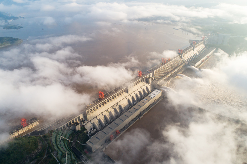 Les eaux de crue déversées du barrage des Trois Gorges dans la province chinoise du Hubei (centre)