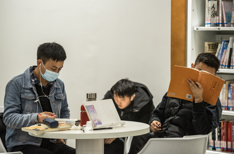 Des gens étudient dans une salle en libre-service 24 heures sur 24 de la Bibliothèque du Guizhou à Guiyang