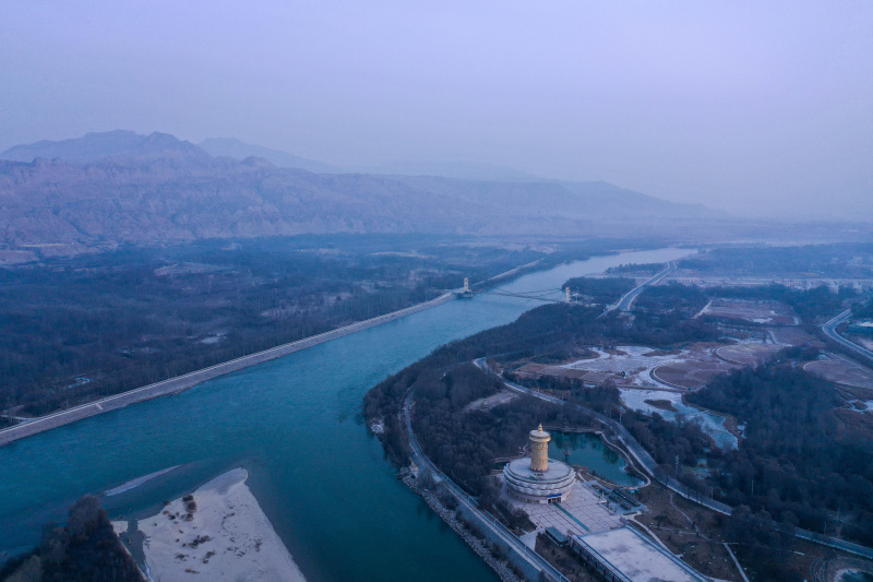 Photo prise le 16 décembre 2020 montrant une vue du fleuve Jaune dans le district Guide de la préfecture autonome tibétaine de Hainan