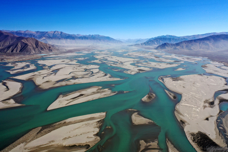 Photo aérienne prise le 16 décembre 2020 de la rivière Yarlung Zangbo du district de Zhanang