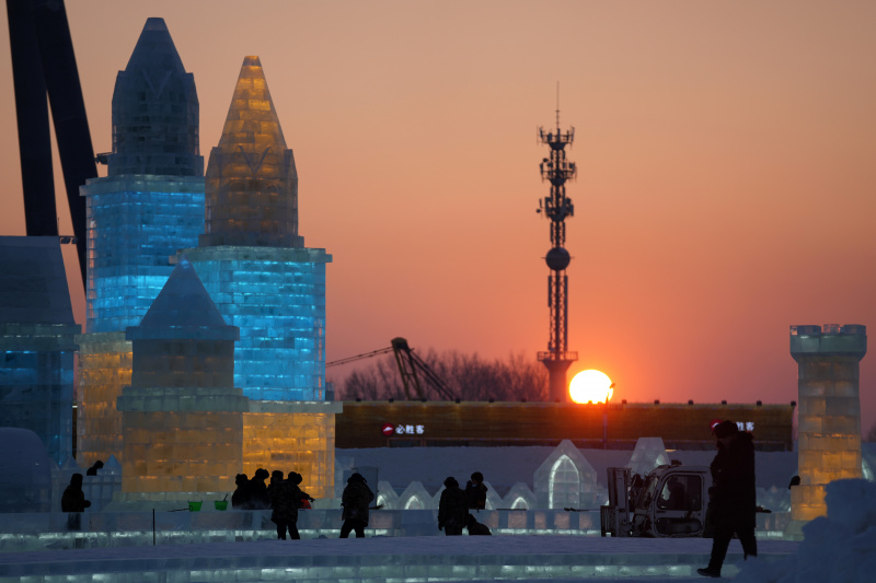 Des ouvriers travaillent sur le chantier d'Harbin Ice-Snow World