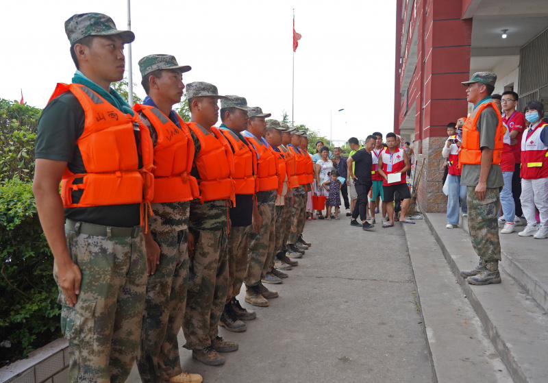 Des vétérans bénévoles rassemblés dans un abri temporaire pour les évacués dans le district de Poyang de la province chinoise du Jiangxi (est)