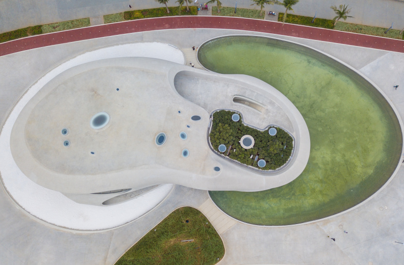 Photo aérienne prise le 13 avril 2021 de la bibliothèque Trou de ver dans la baie de Haikou