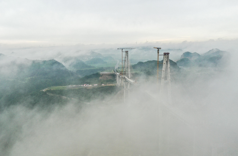 Photo aérienne prise le 14 juin 2022 montrant le chantier du grand pont de Duohua