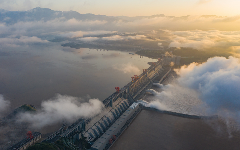 Les eaux de crue déversées du barrage des Trois Gorges dans la province chinoise du Hubei (centre)